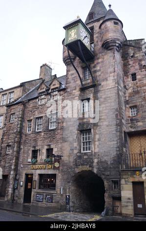 Edinburgh, Scotland (UK): the Canongate Tolbooth, home to the Peopleâ€™s Story museum Stock Photo