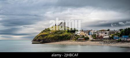 Clouds gather over Castell Criccieth (Criccieth Castle) on the northern shoreline of the Llyn Peninsula, Gwynneth, Wales.    This castle was built by Stock Photo