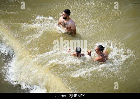 2022-07-17 15:15:44 SCHEVENINGEN - A red flag with the lifeguard.Bath guests cool off on the beach of Scheveningen. Due to the rising temperature, the National Heat Plan will come into effect on Monday. ANP PHIL NIJHUIS netherlands out - belgium out Stock Photo