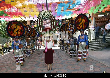 Dancers in procession during the Precious Blood of Christ festival in Teotitlán del Valle, Oaxaca, Mexico Stock Photo