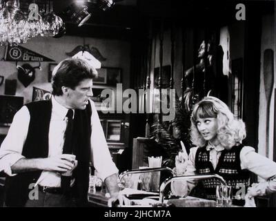 TED DANSON, SHELLEY LONG, CHEERS, 1982 Stock Photo