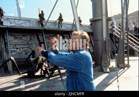 PAUL VERHOEVEN, STARSHIP TROOPERS, 1997 Stock Photo