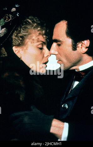 MICHELLE PFEIFFER, DANIEL DAY-LEWIS, THE AGE OF INNOCENCE, 1993 Stock Photo