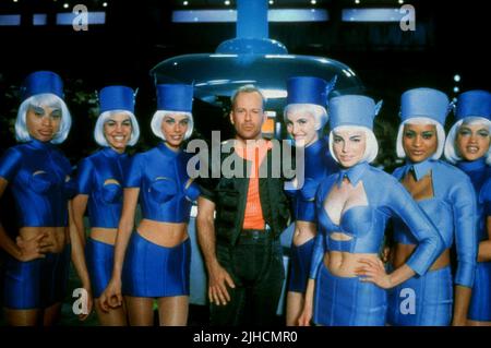 BRUCE WILLIS WITH STEWARDESSES, THE FIFTH ELEMENT, 1997 Stock Photo