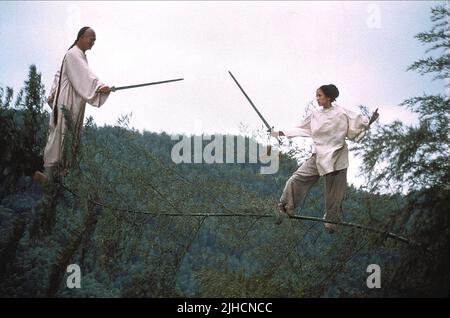 CHOW YUN-FAT, ZHANG ZIYI, CROUCHING TIGER  HIDDEN DRAGON, 2000 Stock Photo