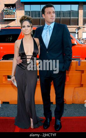 Ben Affleck and Jennifer Lopez arriving at the Premiere of Gigli at the National Theatre in Los Angeles. July 27, 2003.          -            AffleckBen LopezJennifer005.JPG           -              AffleckBen LopezJennifer005.JPGAffleckBen LopezJennifer005  Event in Hollywood Life - California,  Red Carpet Event, Vertical, USA, Film Industry, Celebrities,  Photography, Bestof, Arts Culture and Entertainment, Topix Celebrities fashion /  from the Red Carpet-, Vertical, Best of, Hollywood Life, Event in Hollywood Life - California,  Red Carpet , USA, Film Industry, Celebrities,  movie celebriti Stock Photo