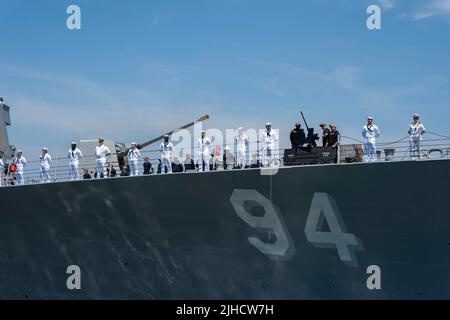 NORFOLK, Va. (July 17, 2022) – Sailors assigned to the Arleigh Burke-class guided-missile destroyer USS Nitze (DDG 94), man the rails as Nitze deploys from Naval Station Norfolk, July 17. Nitze, assigned to the George H.W. Bush Carrier Strike Group, departed Naval Station Norfolk on a scheduled independent deployment. (U.S. Navy photo by Mass Communication Specialist 1st Class Kris R. Lindstrom) Stock Photo