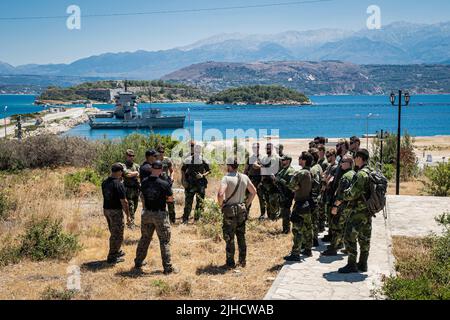 U.S. Reconnaissance Marines with Special Training Branch, Expeditionary Operations Training Group, I Marine Expeditionary Force discuss urban combat scenarios with Swedish Marines from 4th Marine Regiment, Swedish Amphibious Corps during exercise TYR 22 at the NATO Maritime Interdiction Operational Training Centre (NMIOTC) in Souda bay, Greece, July 12, 2022. TYR 22 is a Maritime Interdiction Operations exercise held at NMIOTC, bringing together Swedish Marines, U.S. Marines, U.S. Navy Special warfare combatant-craft crewmen to improve US and NATO Partner operational capacity, capability, and Stock Photo