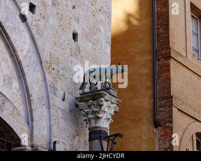 Statue of Romulus and Remus, being suckled by a wolf, on column in front of the town hall, Piazza del Campo,  Siena, Italy. Stock Photo