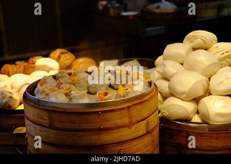 Steamed Carb Dumplings, also called “Shumai ”, traditional Chinese food Stock Photo