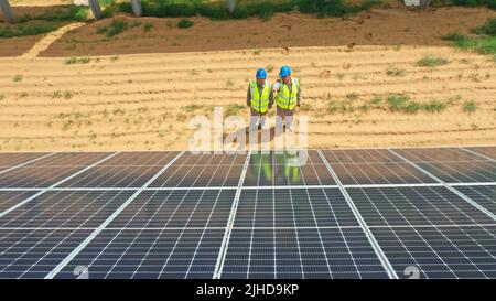 ORDOS, CHINA - JULY 17, 2022 - Two staff members of State Power Investment Corporation Inner Mongolia conduct routine inspection at the Dalat photovol Stock Photo