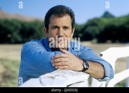 MEL GIBSON, SIGNS, 2002 Stock Photo