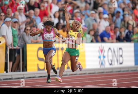 Eugene, USA. 17th July, 2022. Athletics; World Championships, 100 m Shelly-Ann Fraser-Pryce of Jamaica is world champion, Aleia Hobbs of the USA runs beside her. Credit: Michael Kappeler/dpa/Alamy Live News Stock Photo