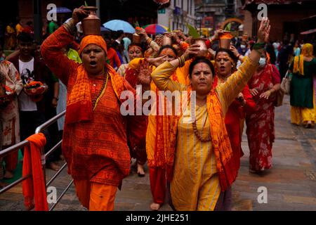 Kathmandu, Nepal. 18th July, 2022. Hindu devotees offer prayers during the holy month of Shrawan at Pashupathinath Temple in Kathmandu, Nepal on Monday, July 18, 2022. Women celebrate the Shrawan month by offering prayers in Shiva temples donning Mehendi (henna tattoos) and green/yellow bangles, praying for a long life for their husbands and fulfillment of their desires and prosperous life for their families. (Credit Image: © Skanda Gautam/ZUMA Press Wire) Credit: ZUMA Press, Inc./Alamy Live News Stock Photo