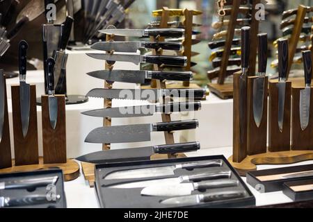 https://l450v.alamy.com/450v/2jhe7de/kitchen-knives-with-blades-of-damascus-steel-for-sale-in-toledo-store-2jhe7de.jpg