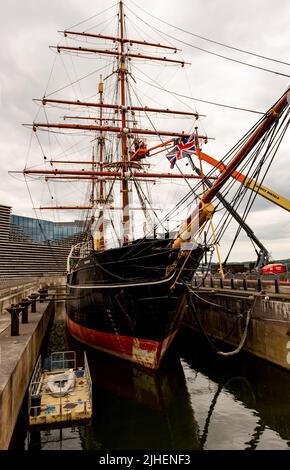 Dundee, Scotland, UK – June 23 2022. Front on view of HMS Discovery war ship moored up beside the VA centre in Dundee’s waterfront Stock Photo