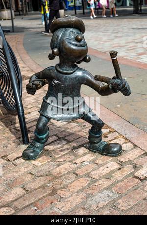 Dundee, Scotland, UK – June 23 2022. Statue of Minnie the Minx located in Dundee high street Stock Photo