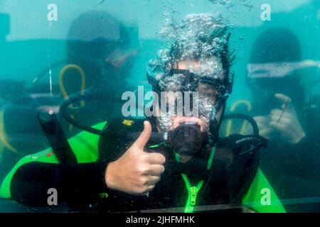 Roberts Cove, Cork, Ireland. 18th July, 2022. On one of the hottest days of the year, Sammy Ho stays cool by taking part in  a diving class in the diving pool at the Oceans of Discovery dive center in Roberts Cove, Cork, Ireland. - Credit; David Creedon / Alamy Live News Stock Photo