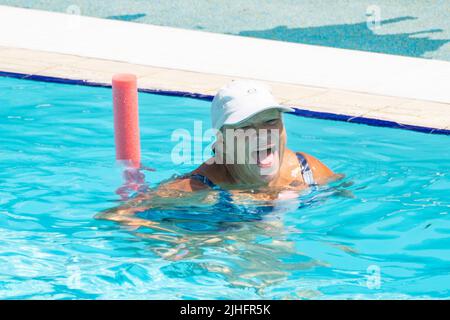 A swimmer at Charlton Lido in south east London, as parts of England experience heatwave conditions, with the Met Office issuing a red extreme heat warning. Picture date: Monday July 18, 2022. Stock Photo
