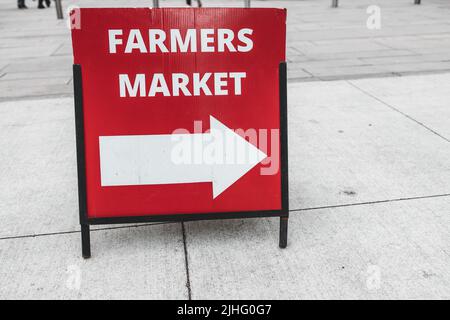 View of sign Farmers Market which takes place each Wednesday from June 2nd to Oct 6th at Vancouver Art Gallery North Plaza Stock Photo