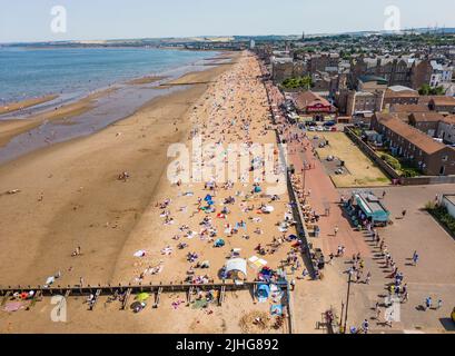 Edinburgh, Scotland, UK. 18 July 2022.  Very hot weather in Scotland with temperature reaching 31C in the east coast. The hot temperatures brought thousands of sun seekers to beaches along the Scottish coast . Pic; Ever popular Portobello beach outside Edinburgh was very busy. Iain Masterton/Alamy Live News Stock Photo