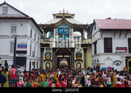 Kathmandu, Nepal. 18th July, 2022. Nepalese Hindu devotees seen at the Pashupatinath temple during the first day of the Sharwan Brata Festival. During the month of Shrawan, each Monday Nepalese Hindu women worship Lord Shiva for a long and prosperous life for their husband or to get a good one. Credit: SOPA Images Limited/Alamy Live News Stock Photo