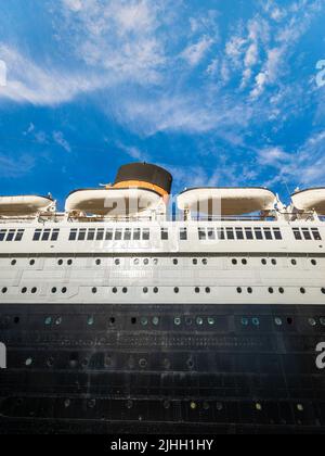 Close-up of port side upper decks and four of 22 lifeboats, this 1930s cruise liner is 1,020 feet in length Stock Photo