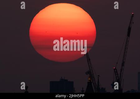 London, UK. 18th July, 2022. UK Weather: Heatwave sunset over the city ending one of the hottest days of the year. Britain could soon experience its hottest day as the Met Office predicts a 41C high. Credit: Guy Corbishley/Alamy Live News Stock Photo