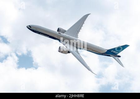 18 July, 2022. Day 1 of Farnborough International Airshow is underway in Hampshire, England, UK. A Boeing 777X performs a flying display. Stock Photo