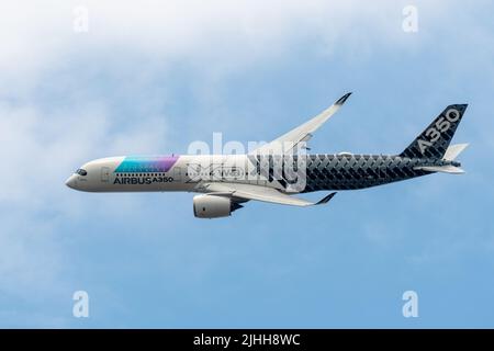 18 July, 2022. Day 1 of Farnborough International Airshow is underway in Hampshire, England, UK. An Airbus A350-900 performs a flying display. Stock Photo