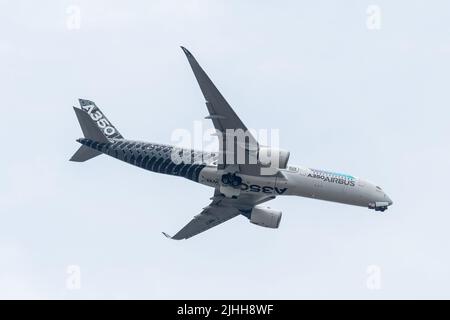 18 July, 2022. Day 1 of Farnborough International Airshow is underway in Hampshire, England, UK. An Airbus A350-900 performs a flying display. Stock Photo