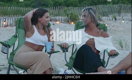 FOREVER SUMMER HAMPTONS, Sophia Messa (right), (Season 1, ep. 105