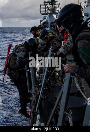 PACIFIC OCEAN (July 15, 2022) Sailors assigned to French Navy frigate FS Prairial (F731) board Arleigh Burke-class guided-missile destroyer USS Gridley (DDG 101) for a visit, board, search and seizure (VBSS) exercise during Rim of the Pacific (RIMPAC) 2022. Twenty-six nations, 38 ships, four submarines, more than 170 aircraft and 25,000 personnel are participating in RIMPAC from June 29 to Aug. 4 in and around the Hawaiian Islands and Southern California. The world's largest international maritime exercise, RIMPAC provides a unique training opportunity while fostering and sustaining cooperativ Stock Photo