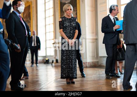 Paris, France, July 18, 2022. Brigitte Macronduringt a signing ceremony before a state dinner at the Grand Trianon estate near the Palace of Versailles, south west of Paris, on July 18, 2022. Photo by Romain Gaillard/Pool/ABACAPRESS.COM Stock Photo