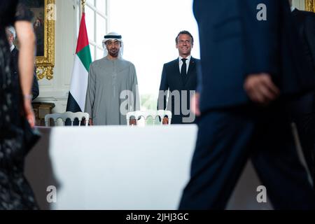 Paris, France, July 18, 2022. French President Emmanuel Macron and United Arab Emirates’ President Sheikh Mohammed Bin Zayed during a signing ceremony before a state dinner at the Grand Trianon estate near the Palace of Versailles, south west of Paris, on July 18, 2022. Photo by Romain Gaillard/Pool/ABACAPRESS.COM Stock Photo