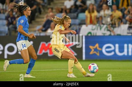 Italy's Agnese Bonfantini and Belgium's Janice Cayman pictured in action during a game between Belgium's national women's soccer team the Red Flames and Italy, in Manchester, England on Monday 18 July 2022, third and final game in the group D at the Women's Euro 2022 tournament. The 2022 UEFA European Women's Football Championship is taking place from 6 to 31 July. BELGA PHOTO DAVID CATRY Stock Photo