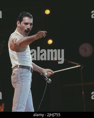 File photo dated 13/7/1985 of Freddie Mercury, of the pop band Queen, performing on stage during the Live Aid concert. British rock legends Queen have made history by becoming the first album to surpass seven million UK chart sales. The record was broken by Queen's Greatest Hits album, recorded in 1981, which includes classic tracks such as We Will Rock You, Don't Stop Me Now and Bohemian Rhapsody. Issue date: Tuesday July 19, 2022. Stock Photo