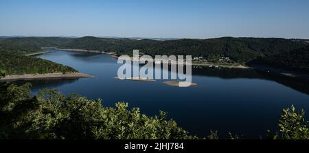Waldeck, Germany. 19th July, 2022. View of Lake Edersee in northern Hesse in the Kellerwald-Edersee National Park. The third largest reservoir in Germany is 46 percent full. Credit: Swen Pförtner/dpa/Alamy Live News Stock Photo