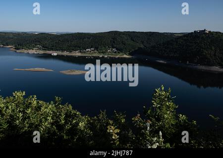 Waldeck, Germany. 19th July, 2022. View of Lake Edersee in northern Hesse with Waldeck Castle in the Kellerwald-Edersee National Park. The third largest reservoir in Germany is 46 percent full. Credit: Swen Pförtner/dpa/Alamy Live News Stock Photo