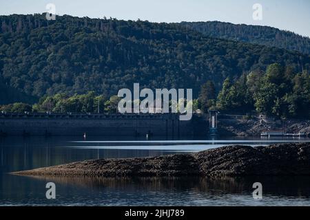 Waldeck, Germany. 19th July, 2022. An island is seen in front of the dam wall of Lake Edersee in northern Hesse's Kellerwald-Edersee National Park. The third largest reservoir in Germany is 46 percent full. Credit: Swen Pförtner/dpa/Alamy Live News Stock Photo