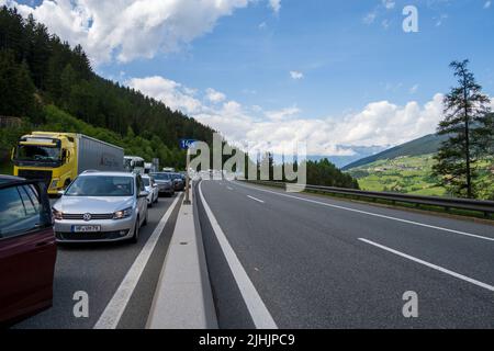 Verkehrsstau auf der Brennerautobahn in Richtung Süden Italien zu Beginn der Urlaubszeit Stock Photo