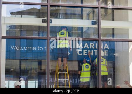 18th July 2022. Great Yarmouth, Norfolk. Working through the blistering heatwave to put finishing touches to Great Yarmouth's new Marina Centre, due to open in August.  The sports and leisure centre replaces the former Marina Centre which opened in 1981. Stock Photo