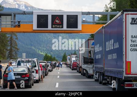 Verkehrsstau auf der Brennerautobahn in Richtung Süden Italien zu Beginn der Urlaubszeit Stock Photo