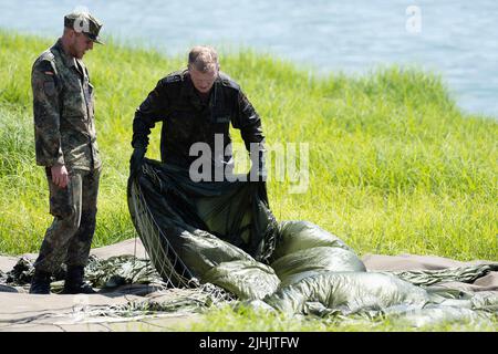 Waldeck, Germany. 19th July, 2022. Paratroopers of the German Army's Signal Company Division Fast Forces (DSK) fold their parachutes after an exercise. On the water surface of the Edersee, the 'emergency procedure water landing' is trained. Credit: Swen Pförtner/dpa/Alamy Live News Stock Photo