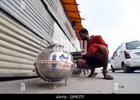 East Delhi, East Delhi, India. 19th July, 2022. A Youth Kawariya Reach at newely built Transit camp at national highway, formly started from tommorrow with decorated holy water pots from the Ganga River during Kanwar Yatra ahead of Shivratri Festivalat, Kanwariyas carry water from Haridwar holy river Ganga to their native place or prominent Lord Shiva temples to perform jalabhishek. As kanwar yatra began after a gap of two years due to Covid-19 pandemic, there was great excitement and enthusiasm among kanwariyas to offer Jalabhishek at Lord Shiva temples, in East Delhi, India, on Tuesday (Cre Stock Photo