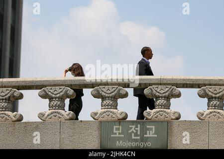 Seoul, South Korea. 19th July, 2022. People walk on Mojeongyo Bridge over the Cheonggyecheon Stream in Seoul, South Korea, July 19, 2022. Credit: Wang Yiliang/Xinhua/Alamy Live News Stock Photo