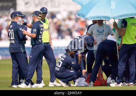 England players shelter under umbrellas as they take a drinks break and use ice to cool down during the first one day international match at the Seat Unique Riverside, Chester-le-Street. Picture date: Tuesday July 19, 2022. Stock Photo