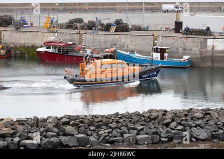 Training exercise launch of Shannon Class Lifeboat RNLB 13-36 John and Elizabeth Allan at Seahouses Harbour, North Sunderland, England Stock Photo