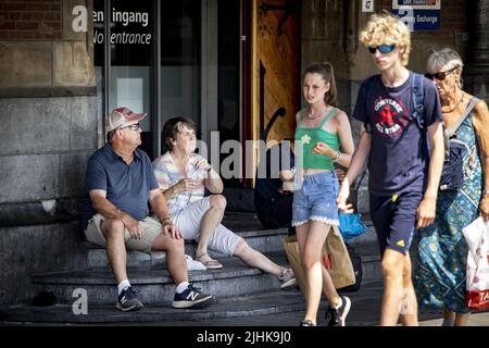 2022-07-19 15:13:06 AMSTERDAM - The elderly are looking to cool down. Due to the high temperatures, the KNMI has issued code orange. ANP RAMON VAN FLYMEN netherlands out - belgium out Stock Photo