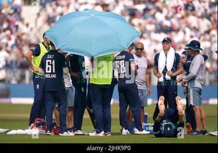 England players shelter under an umbrella as they take a drinks break and use ice to cool down during the first one day international match at the Seat Unique Riverside, Chester-le-Street. Picture date: Tuesday July 19, 2022. Stock Photo